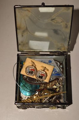 Lot 123 - A small case of assorted costume jewellery