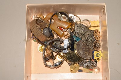 Lot 132 - A box of assorted costume jewellery