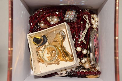 Lot 148 - A box of assorted costume jewellery