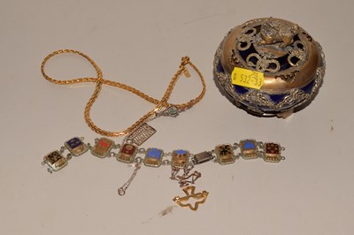 Lot 151 - A yellow metal necklace and a further small...