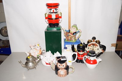 Lot 175 - A collection of various novelty teapots