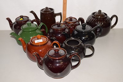 Lot 221 - A collection of vintage teapots