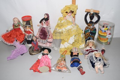 Lot 521 - Assorted dolls