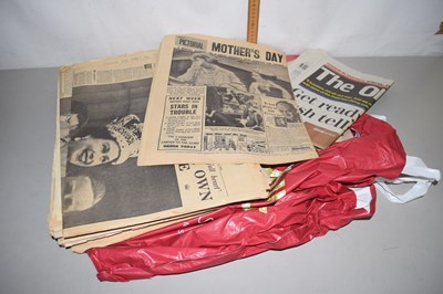 Lot 564 - Assorted vintage newspapers