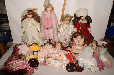 Lot 572 - Quantity of dolls
