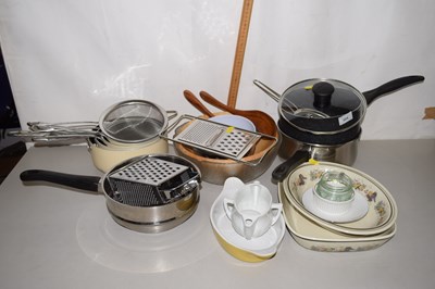 Lot 604 - Assorted kitchen wares