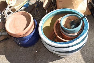 Lot 418 - Mixed lot of various sized plant pots