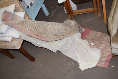 Lot 772 - A pink rug