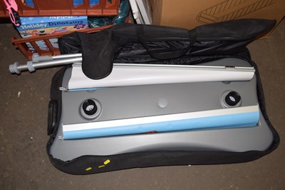 Lot 698 - Free standing screen and travel carry case