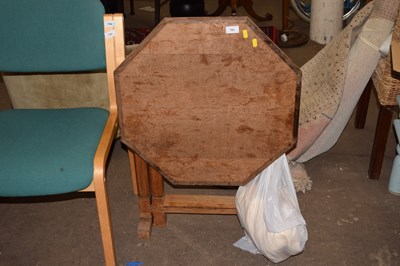 Lot 785 - An octagonal tilt table