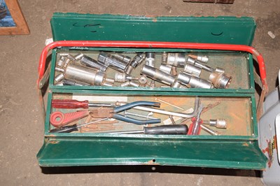 Lot 800 - Metal toolbox and contents