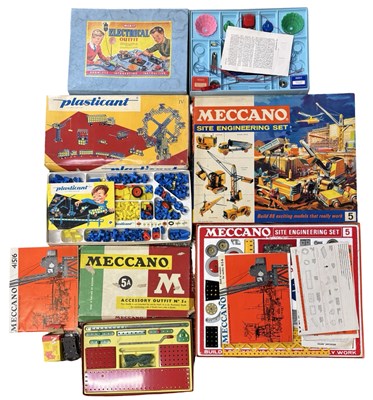 Lot 266 - A collection of vintage construction sets, to...