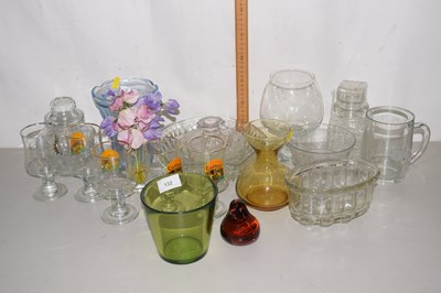 Lot 132 - Mixed Lot: Various glass vases and other glass...
