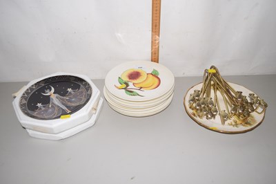 Lot 155 - Mixed Lot: Various collectors plates, fruit...