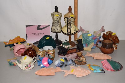 Lot 172 - A collection of various ornaments to include a...