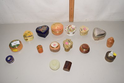 Lot 507 - A collection of various stone, porcelain and...