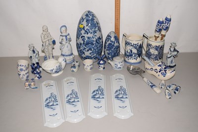 Lot 518 - A collection of various blue and white models,...