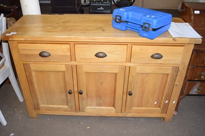 Lot 686 - Modern light oak sideboard