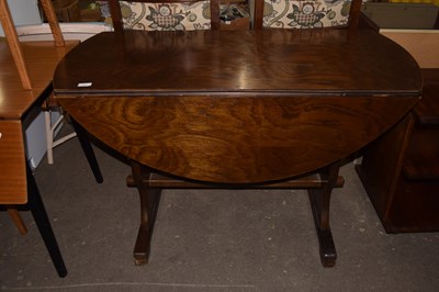 Lot 731 - An oak drop leaf dining table