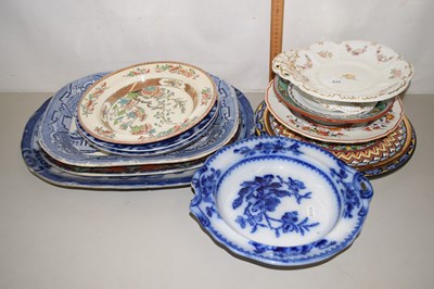 Lot 610 - Mixed Lot: Various decorative plates, blue and...