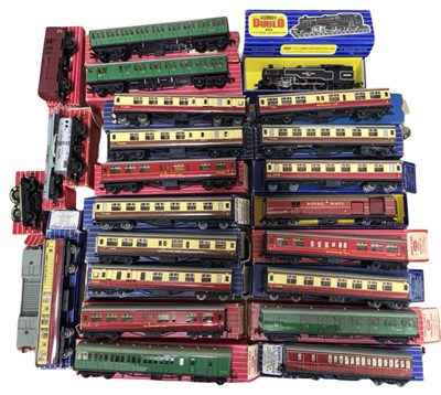 Lot 69 - A collection of various boxed Hornby Dublo 00...