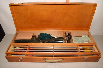 Lot 632 - A wooden case of steel arrows and various...