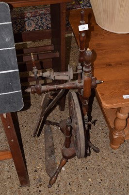 Lot 283 - Vintage spinning wheel