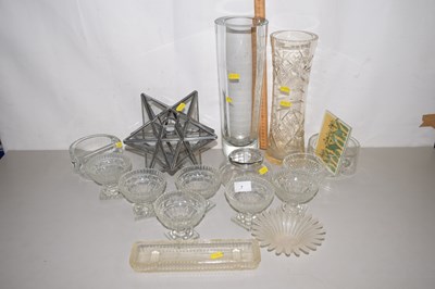 Lot 7 - Collection of glass wares, small bowls, two...