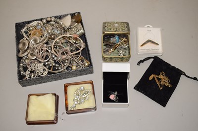 Lot 87 - Bag containing a quantity of white metal...