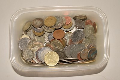 Lot 98 - A box of various circulated world coinage