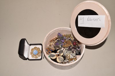 Lot 109 - Box of assorted costume jewellery