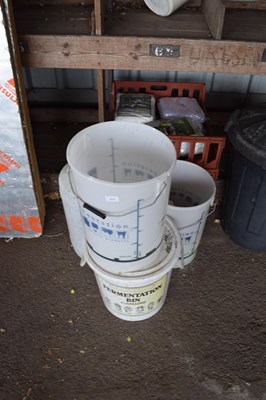 Lot 373 - Quantity of assorted garage clearance items,...