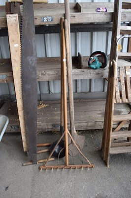 Lot 382 - Mixed Lot: Vintage tools to include a hay rake,...