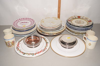 Lot 145 - Mixed Lot: Various decorated plates to include...