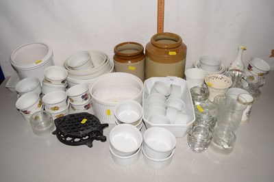 Lot 152 - Mixed Lot: Various kitchen dishes, storage...
