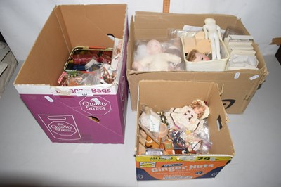 Lot 161 - Mixed Lot: Various modern dolls house items,...