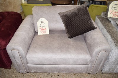 Lot 294 - An as new Glamour love chair