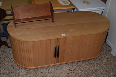 Lot 316 - An as new Vermont storage coffee table with...