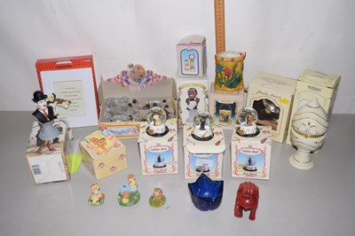 Lot 527 - Mixed Lot: Snow globes, jazz band figures and...