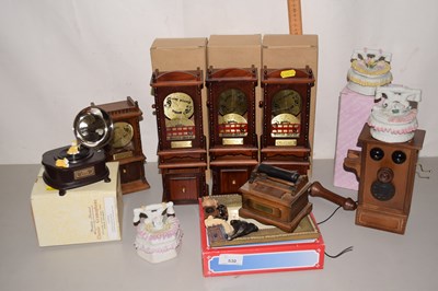 Lot 530 - A collection of modern miniature music boxes...