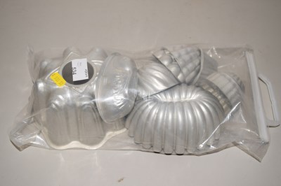 Lot 534 - Quantity of various vintage jelly moulds