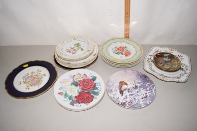 Lot 537 - Mixed Lot: Various mainly floral decorated...