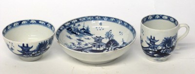 Lot 290 - A Lowestoft porcelain trio with blue pergoda...