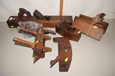 Lot 556 - A collection of vintage woodworking planes