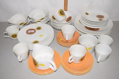 Lot 568 - A quantity of J & G Meakin Palma pattern table...