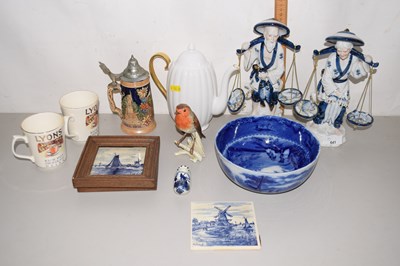Lot 641 - Mixed Lot: Modern Chinese porcelain figures,...