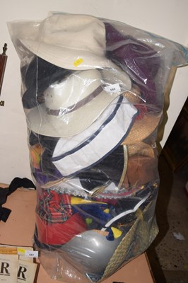 Lot 689 - A collection of vintage hats