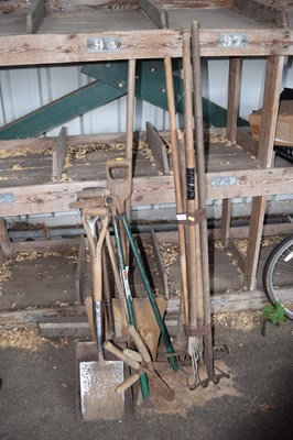 Lot 401 - Mixed lot of garden tools