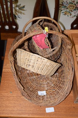 Lot 814 - A small pine wall shelf and a quantity of baskets