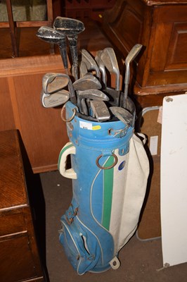 Lot 833 - A case of Titleist golf clubs